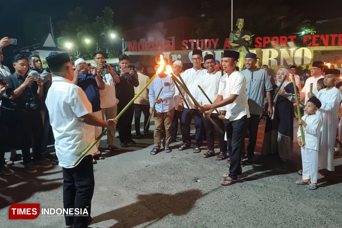 Bupati Pulau Morotai Melepaskan Peserta Pawai Obor